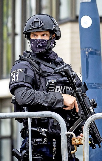 Polizei vor dem Gerichtsgebäude in Amsterdam