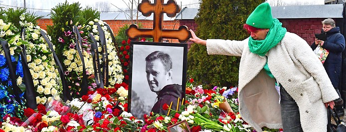 Eine Frau am Grab des russischen Oppositionsführers Alexei Nawalny