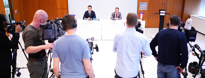 Bezirksinspektor Manuel Leitner und Major Florian Finda im Rahmen der Pressekonferenz der Landespolizeidirektion Wien nach mehrfachen sexuellen Missbrauch einer Unmündigen