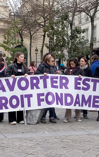 Demonstration in Paris für die Verankerung der Abtreibung in der Verfassung