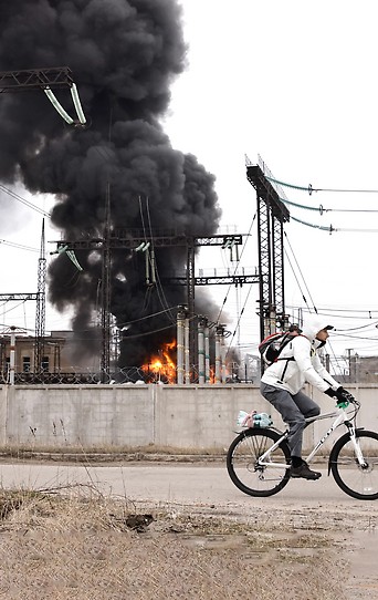 Schwarze Rauchsäule über einen Elektrizitätswerk in Kharkiv, Ukraine