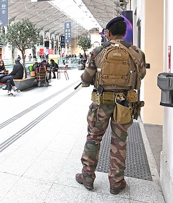 französische Soldaten in einem Pariser Bahnhof
