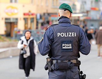 Polizist am Wiener Reumannplatz