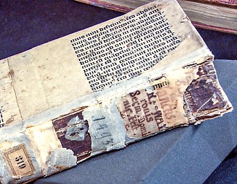 Fragmente einer der ältesten gedruckten Bibeln aus der Zeit von Johannes Gutenberg