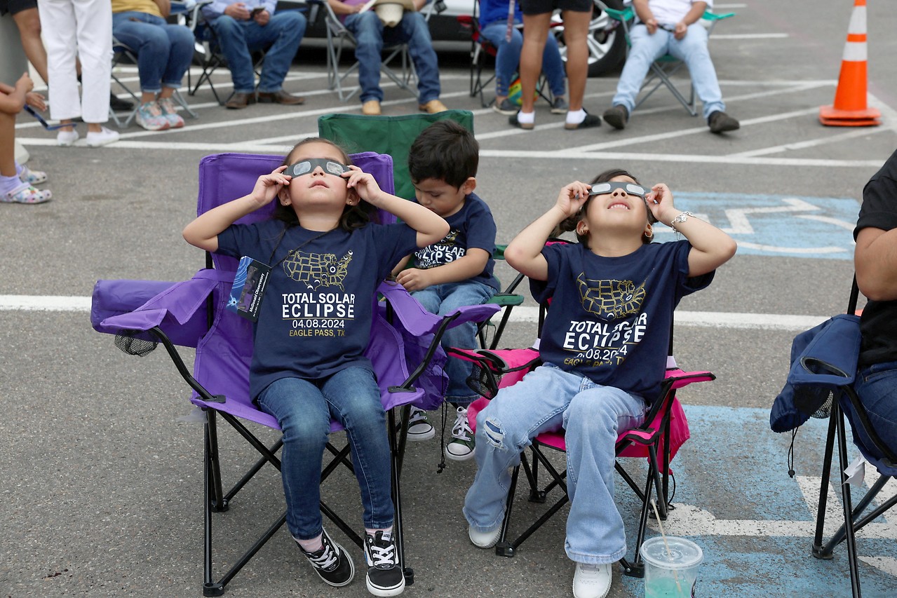 Children watch the solar eclipse