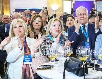Jubelnde HDZ-Unterstützer reagieren auf Wahlergebnis