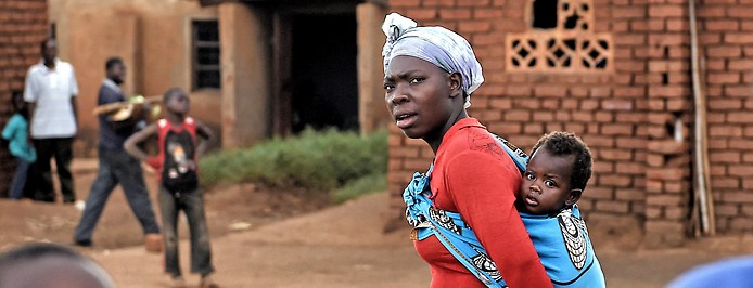 Eine Frau trägt in der malawischen Hauptstadt Lilongwe ein Kind