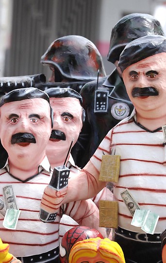 Plastikfiguren in Form des Drogenbarons Pablo Escobar