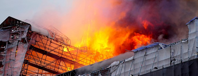 Turmspitze der historischen Börse in Flammen