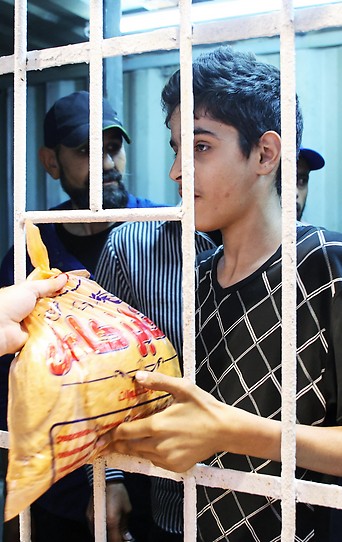 Jugendlicher kauft Brot in Gaza