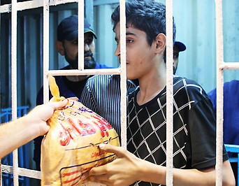 Jugendlicher kauft Brot in Gaza