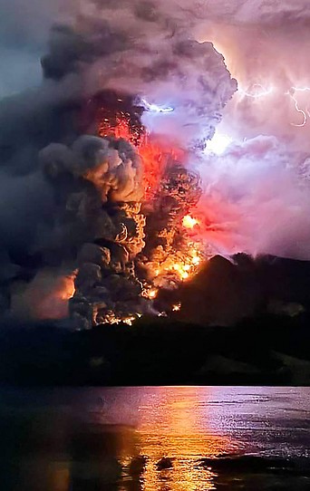 Ausbruch des Vulkans Ruang