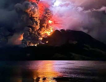 Ausbruch des Vulkans Ruang