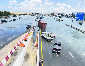 Steckengebliebene Fahrzeuge in einer überfluteten Straße in Dubai