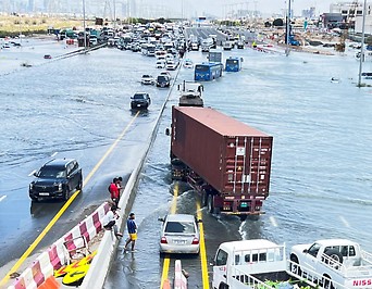 Steckengebliebene Fahrzeuge in einer überfluteten Straße in Dubai