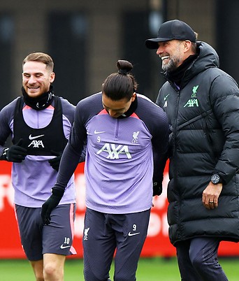 Liverpool-Trainer Jürgen Klopp beim Training mit Darwin Nunez und Alexis Mac Allister