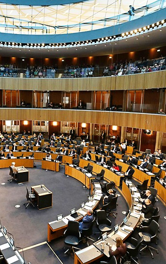 Übersichtsaufnahme des Plenarsaales zur Nationalratssitzung im Parlament