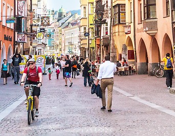 Menschen in einer Straße in Innsbruck