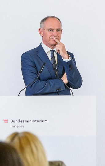 Innenminister Gerhard Karner (ÖVP) und Europaministerin Karoline Edtstadler (ÖVP) bei einer Pressekonferenz