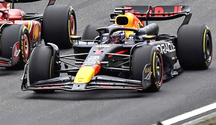 Max Verstappen (Red Bull Racing) im Sprint von Schanghai neben Carlos Sainz Jr (Ferrari)