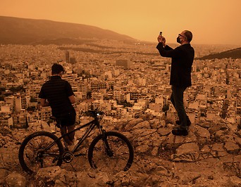 Durch Saharastaub orange eingehüllte Stadt Athen