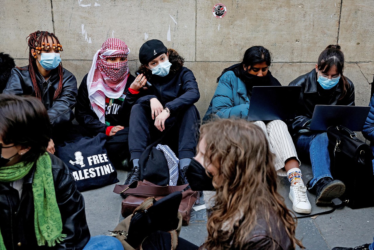 Maskierte Jugendliche vor der Sciences Po Universität in Paris