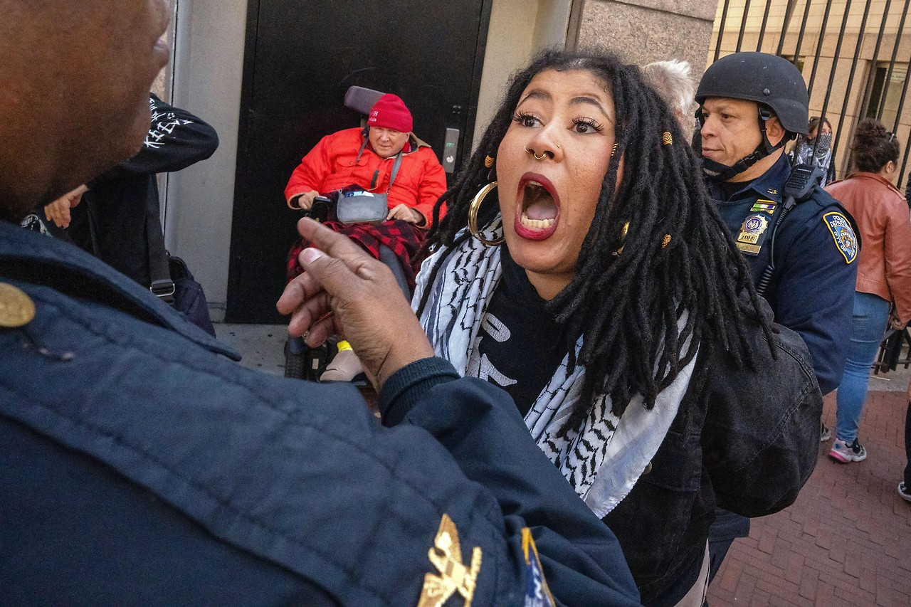 eine pro-palästinensische Demonstrantin wird am Eingang der Columbia University in New York festgenommen