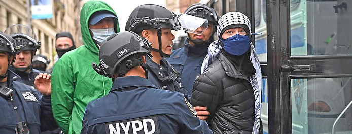 eine pro-palästinensische Demonstrant wird am Campus der Columbia University in New York festgenommen