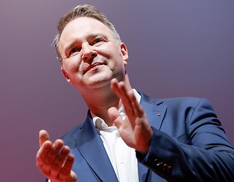 SPÖ-Parteichef Andreas Babler auf Bühne