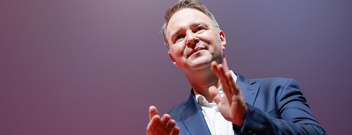 SPÖ-Parteichef Andreas Babler auf Bühne