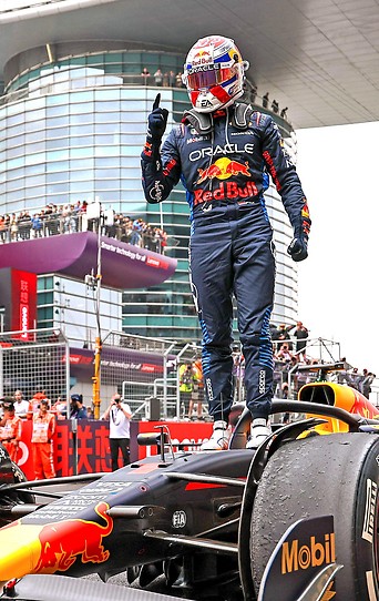 Siegerpose von Max Verstappen (Red Bull Racing) auf seinem Rennauto