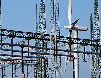 Umspannwerk Oberlaa mit Windturbine im Hintergrund