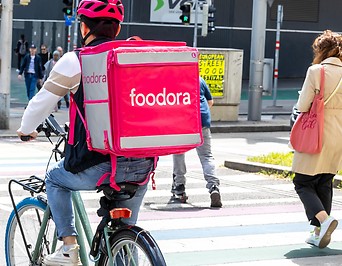 Foodora-Lieferant auf Fahrrad