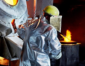 Arbeiter in Stahlfabrik