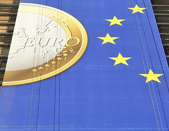 Banner zum Euro am Berlaymont Gebäude der Europäischen Kommission