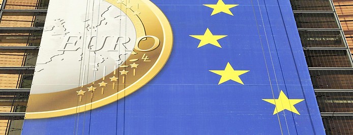 Banner zum Euro am Berlaymont Gebäude der Europäischen Kommission