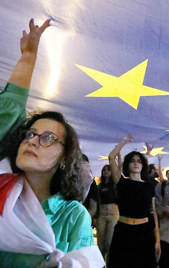 Demonstranten unter EU-Flagge