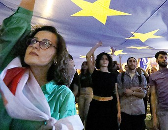 Demonstranten unter EU-Flagge