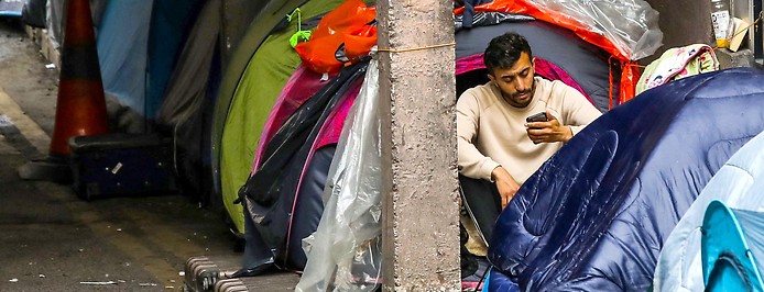 Zelte von Flüchtlingen an einer Straße