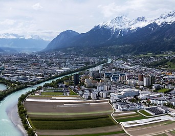 Blick auf Stadt Innsbruck und Berge