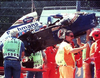 Zerstörtes Auto von Aytron Senna