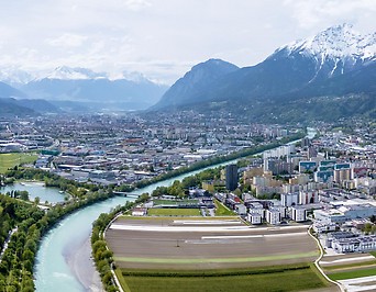 Blick auf Stadt Innsbruck und Berge
